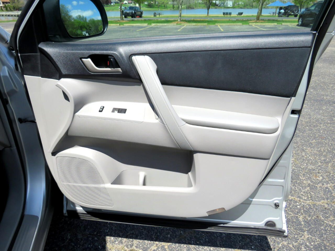 2011 Toyota Highlander Base photo 23