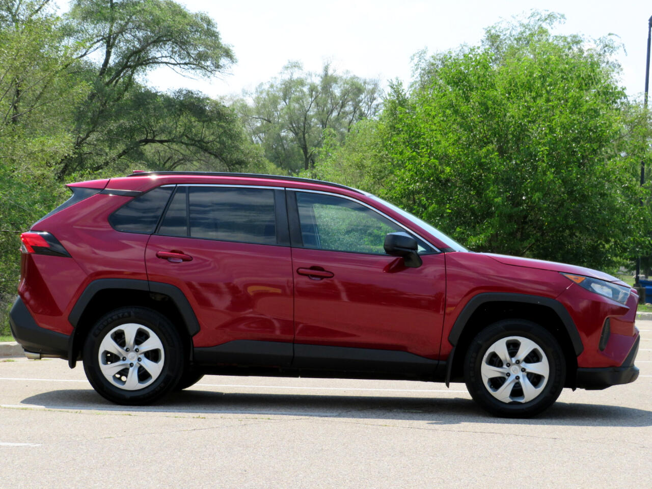 2019 Toyota RAV4 LE photo 3