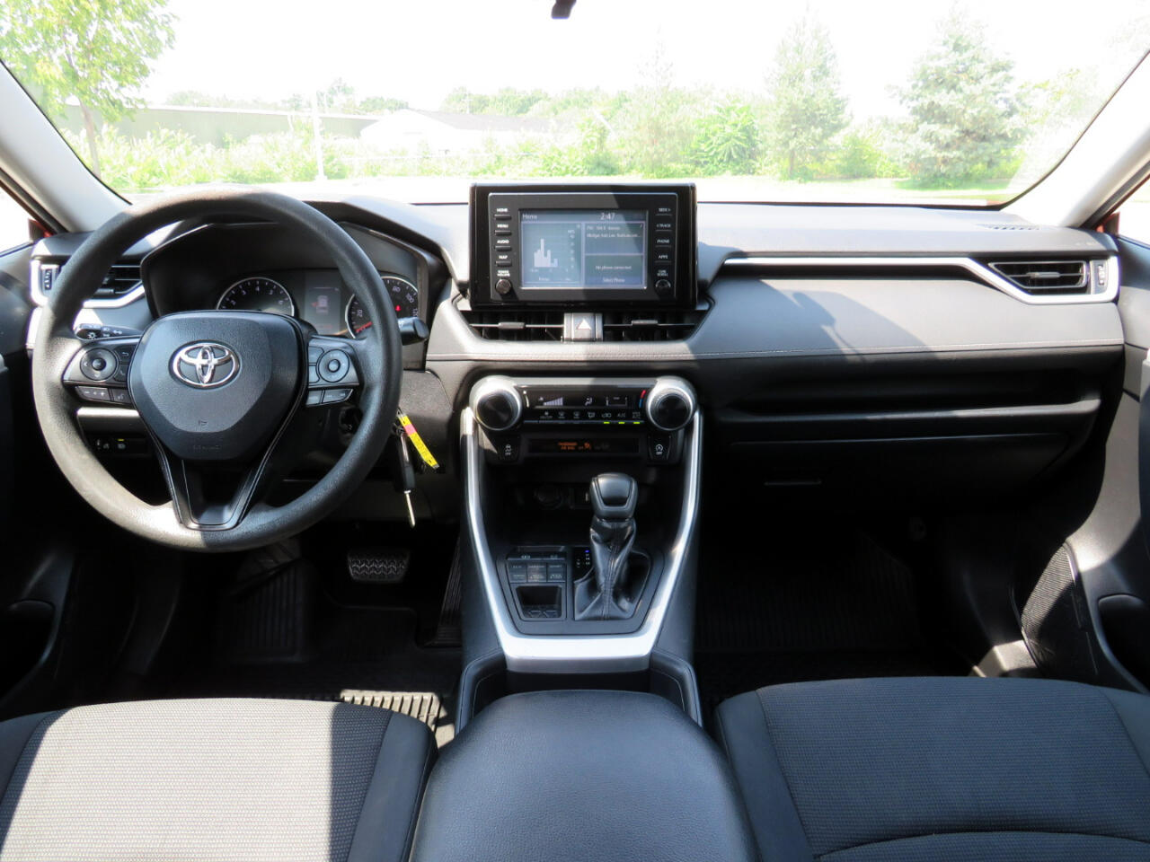 2019 Toyota RAV4 LE photo 4