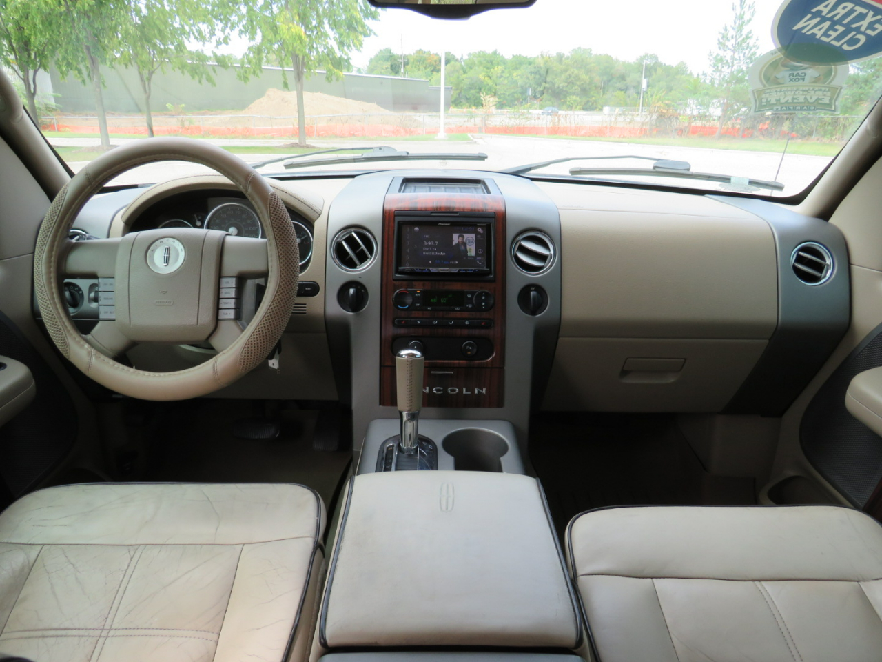 2006 Lincoln Mark LT photo 2