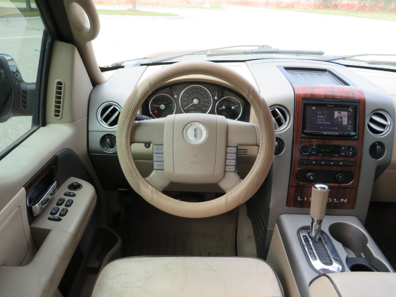 2006 Lincoln Mark LT photo 3