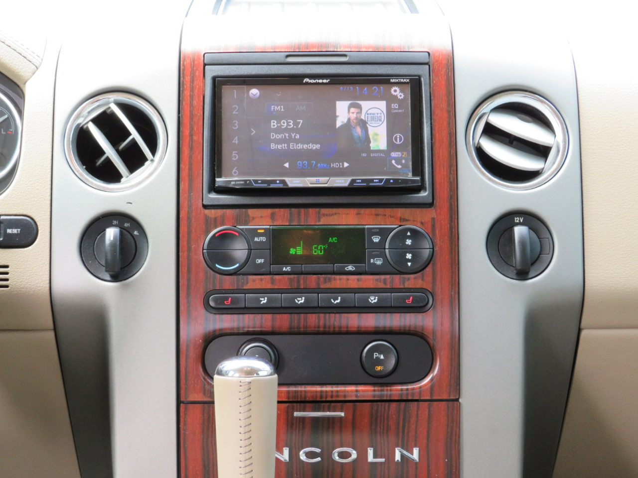 2006 Lincoln Mark LT photo 4