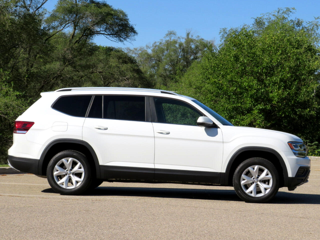 2019 Volkswagen Atlas V6 S photo 3