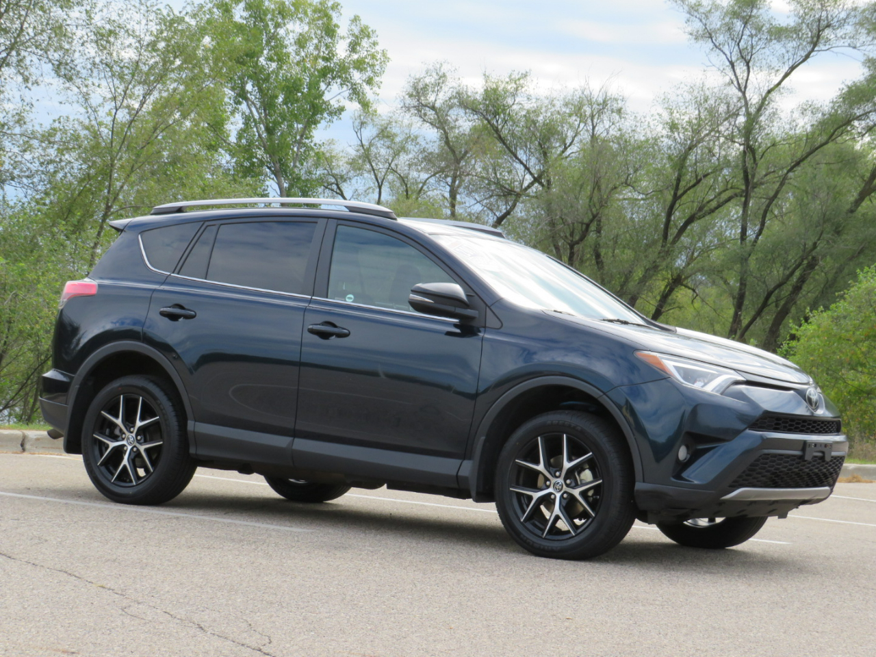 2017 Toyota RAV4 SE photo 5
