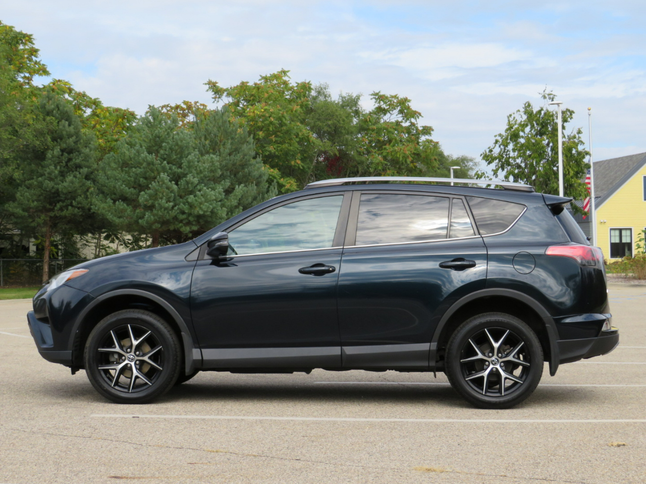 2017 Toyota RAV4 SE photo 7