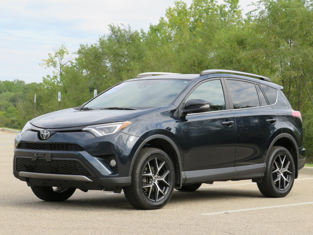 2017 Toyota RAV4 SE photo 8