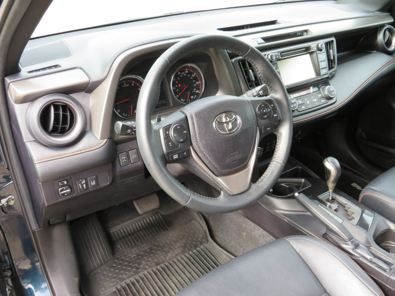 2017 Toyota RAV4 SE photo 13