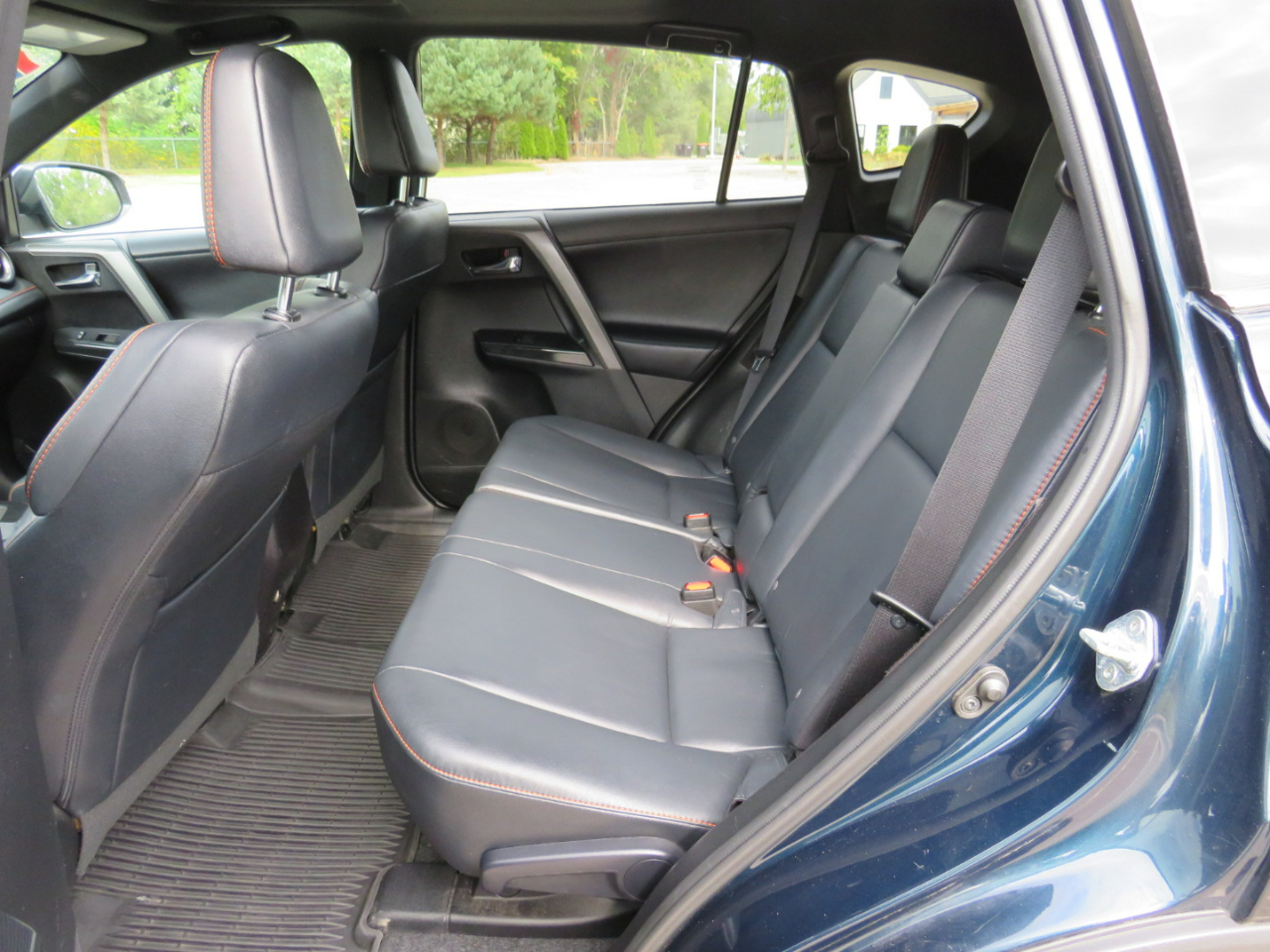 2017 Toyota RAV4 SE photo 18