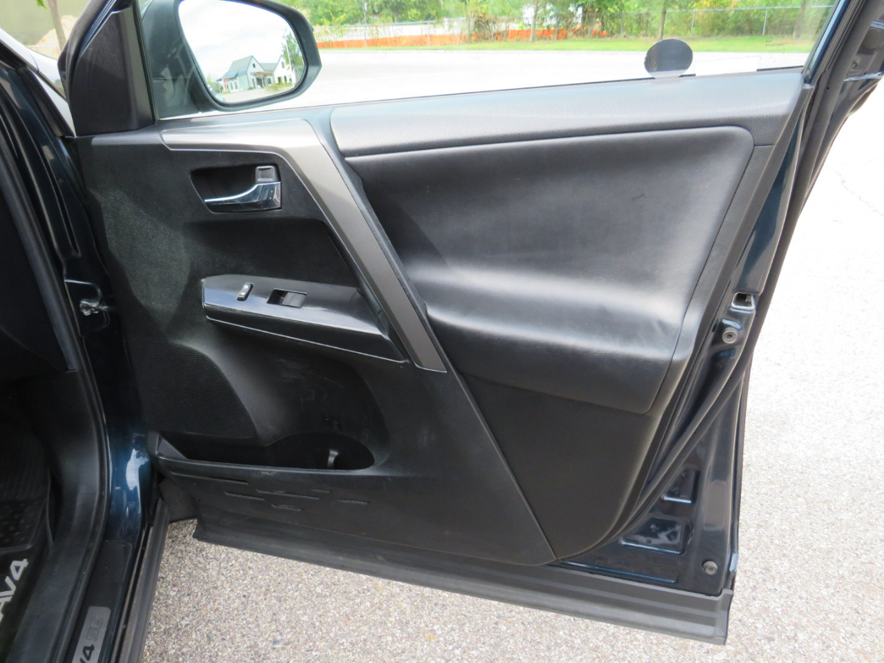 2017 Toyota RAV4 SE photo 21