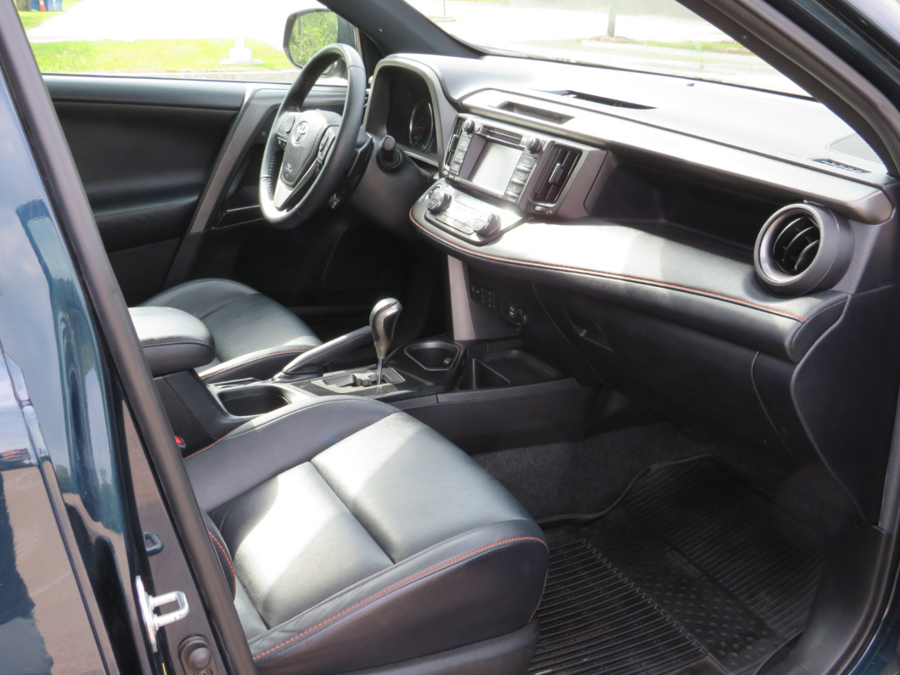 2017 Toyota RAV4 SE photo 22