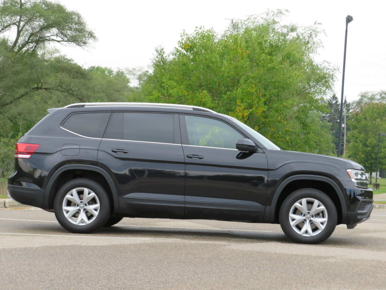 2019 Volkswagen Atlas V6 S photo 3