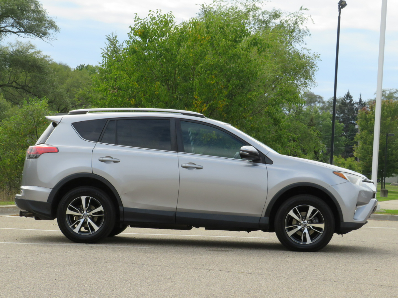 2017 Toyota RAV4 XLE photo 3