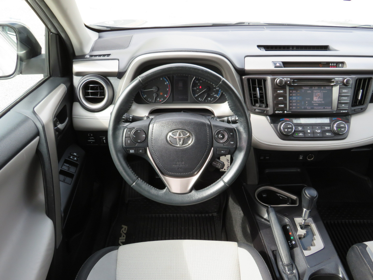 2017 Toyota RAV4 XLE photo 5