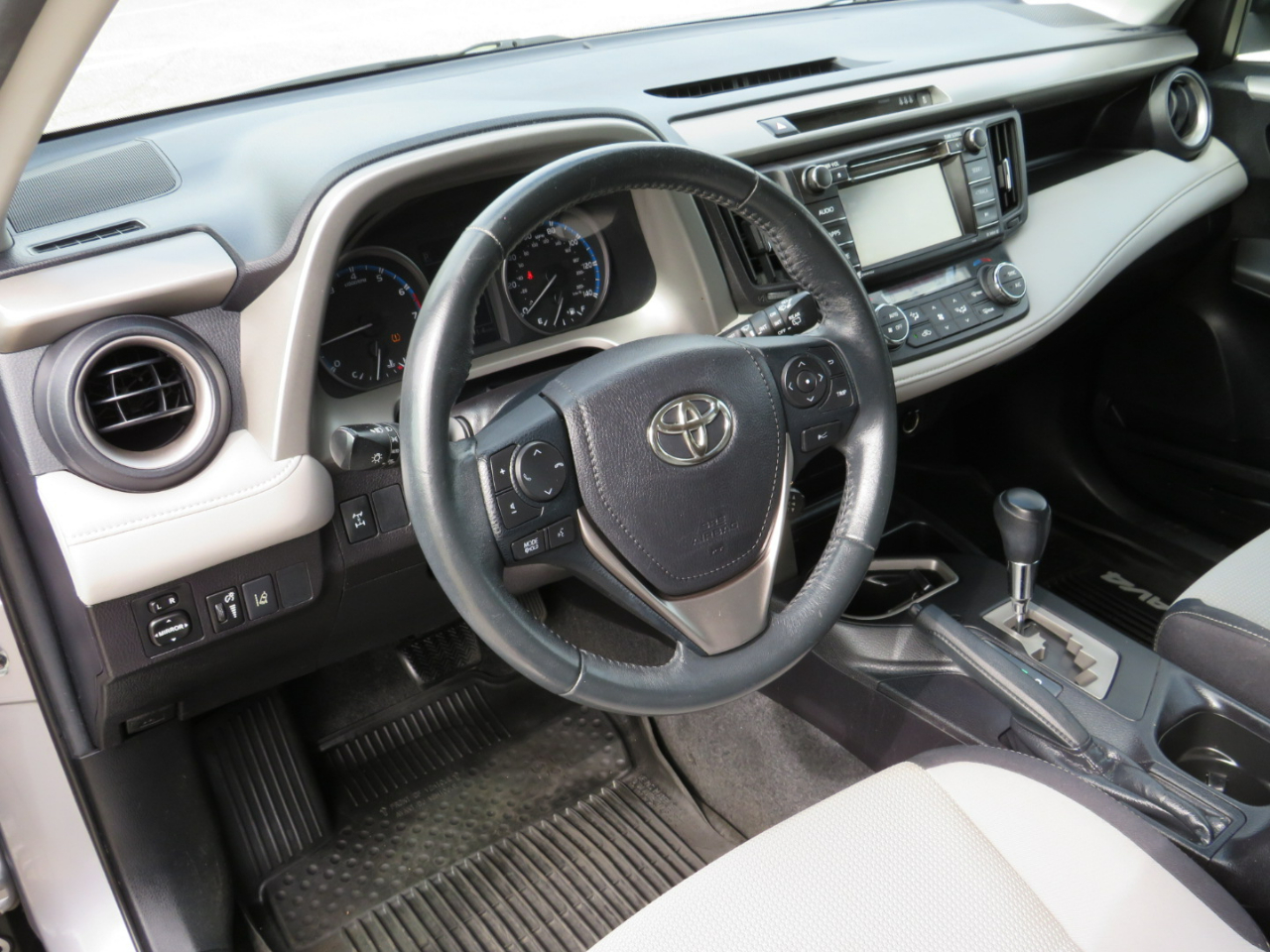 2017 Toyota RAV4 XLE photo 16