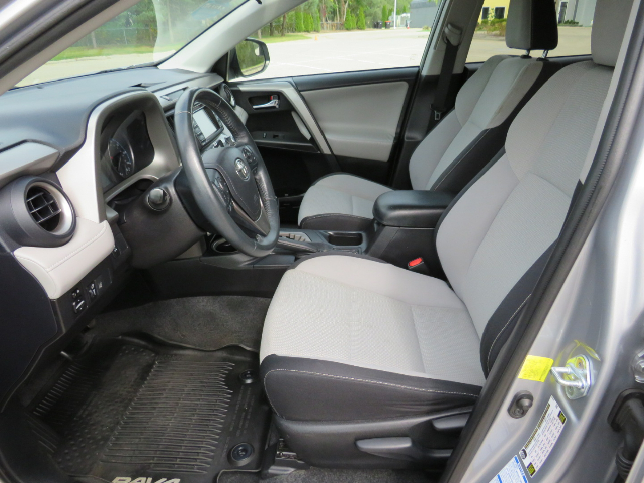2017 Toyota RAV4 XLE photo 21