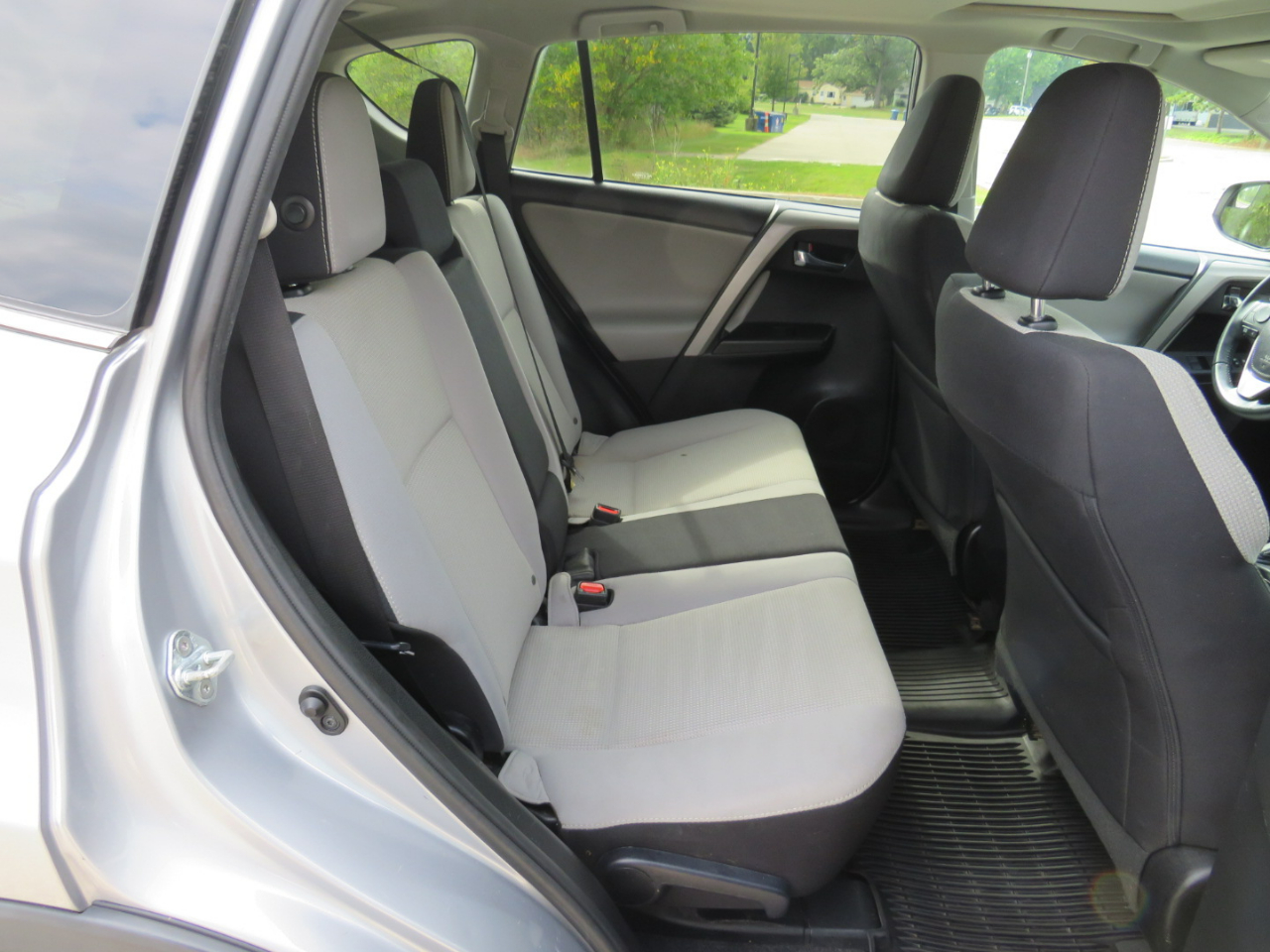 2017 Toyota RAV4 XLE photo 25