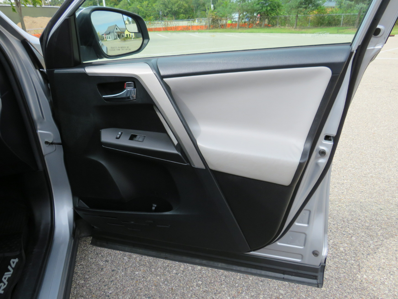 2017 Toyota RAV4 XLE photo 26