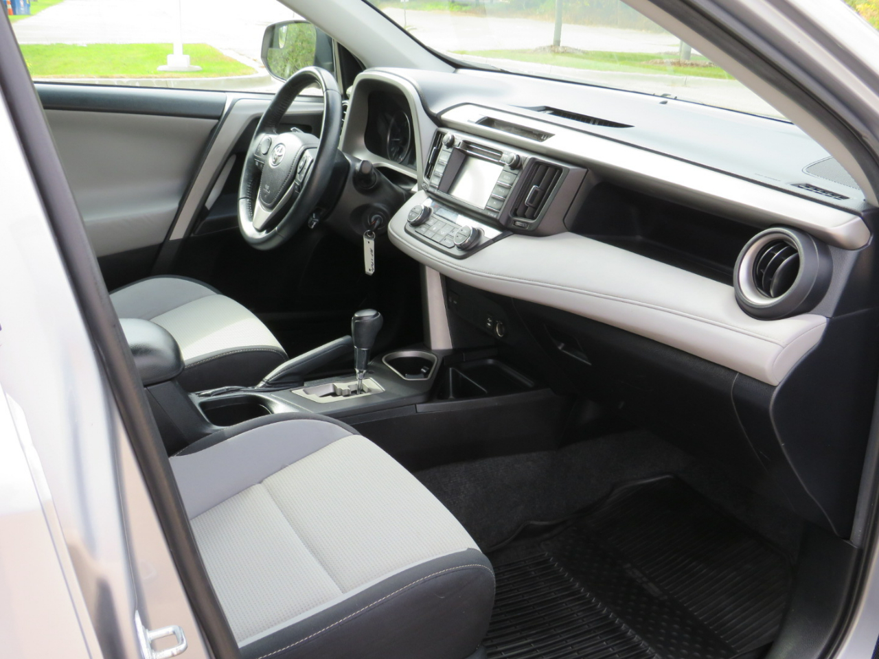 2017 Toyota RAV4 XLE photo 27