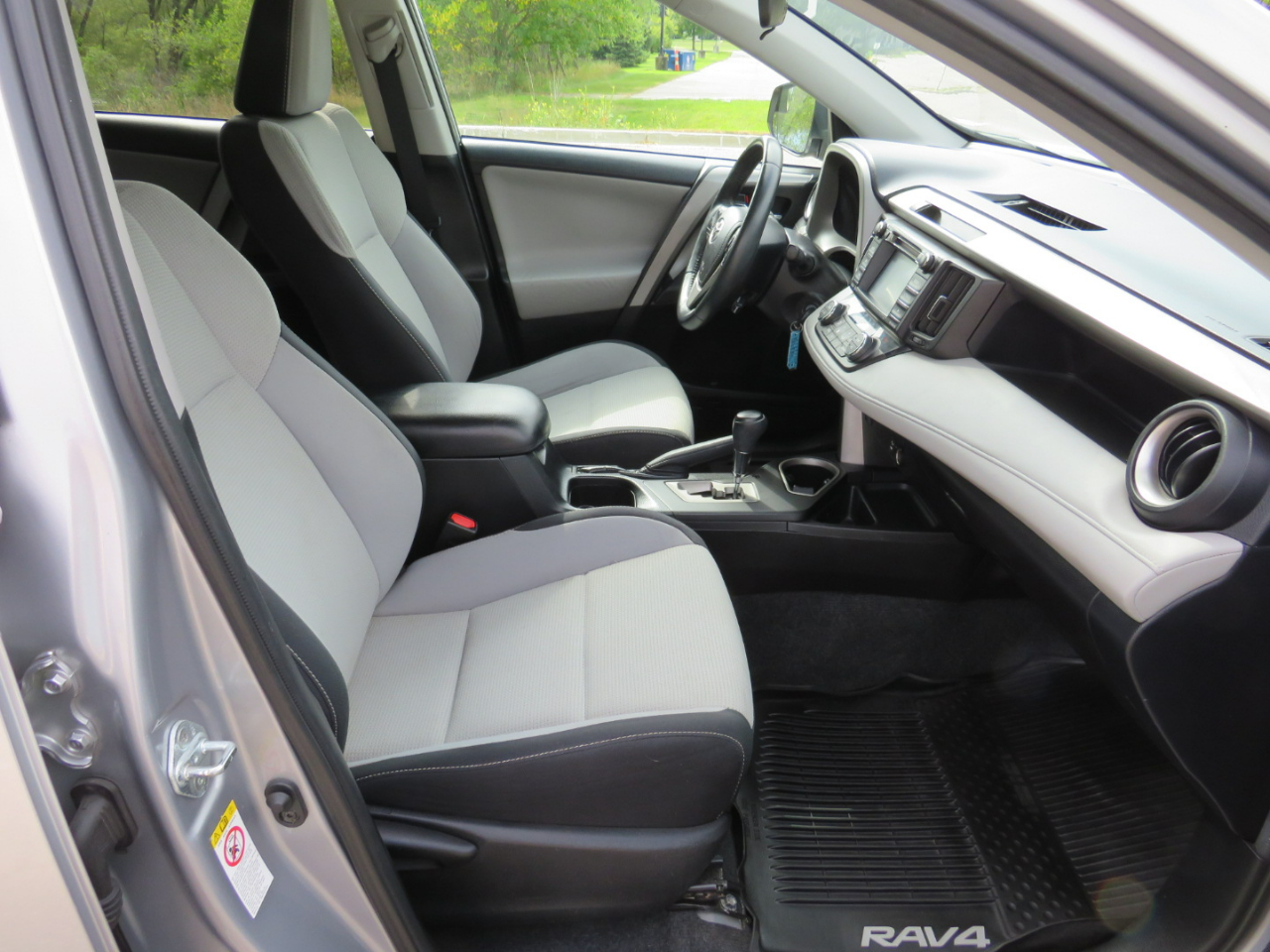 2017 Toyota RAV4 XLE photo 28