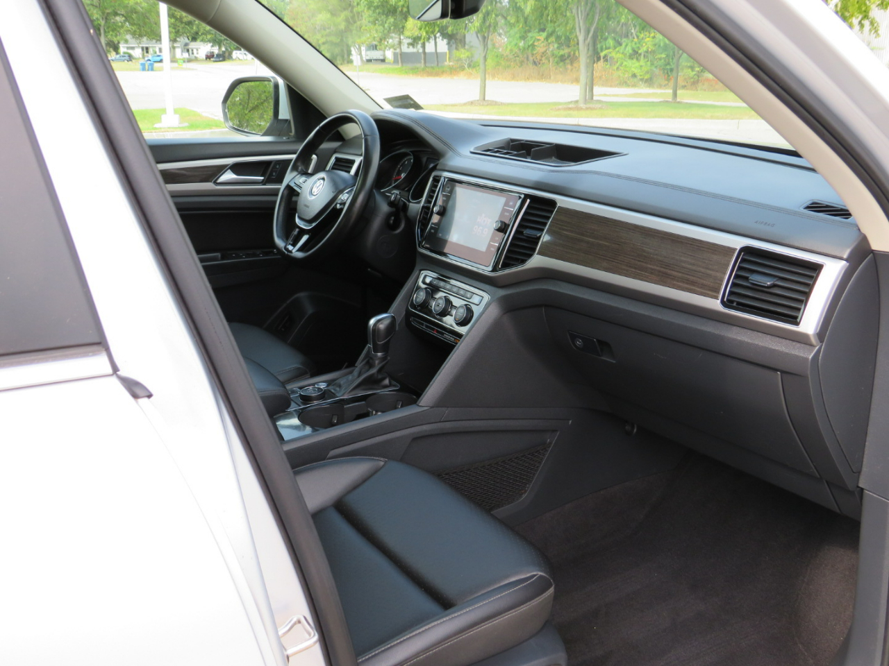 2018 Volkswagen Atlas V6 SEL photo 26