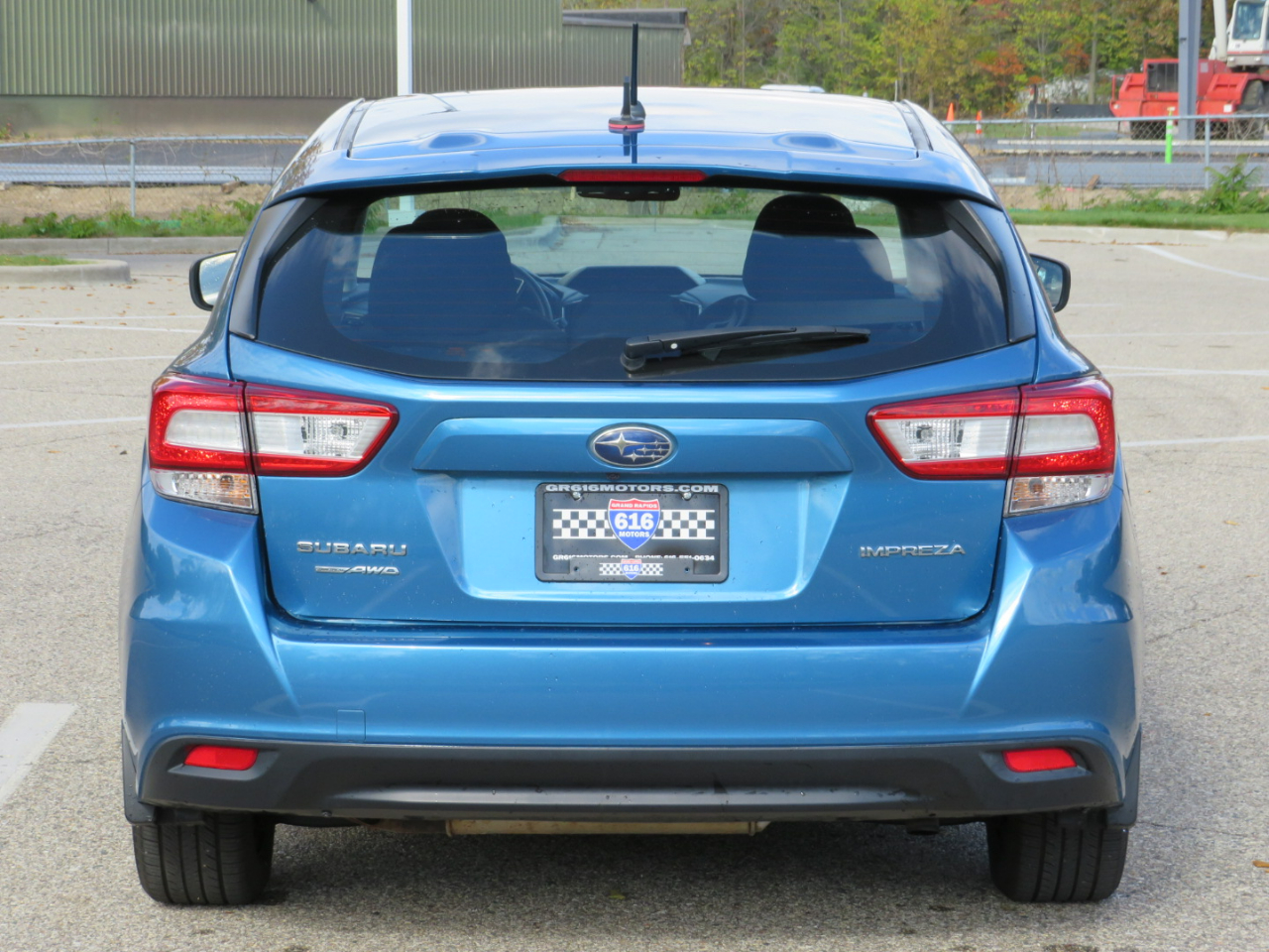 Subaru Impreza 2.0i 5M 5-Door 2017 Subaru Impreza 2.0i 5M 5-Door 2017