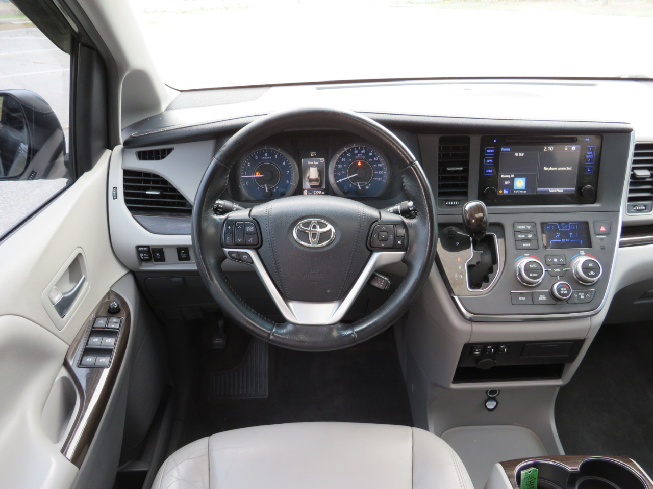 Toyota Sienna XLE 7-Passenger AWD 2017 Toyota Sienna XLE 7-Passenger AWD 2017