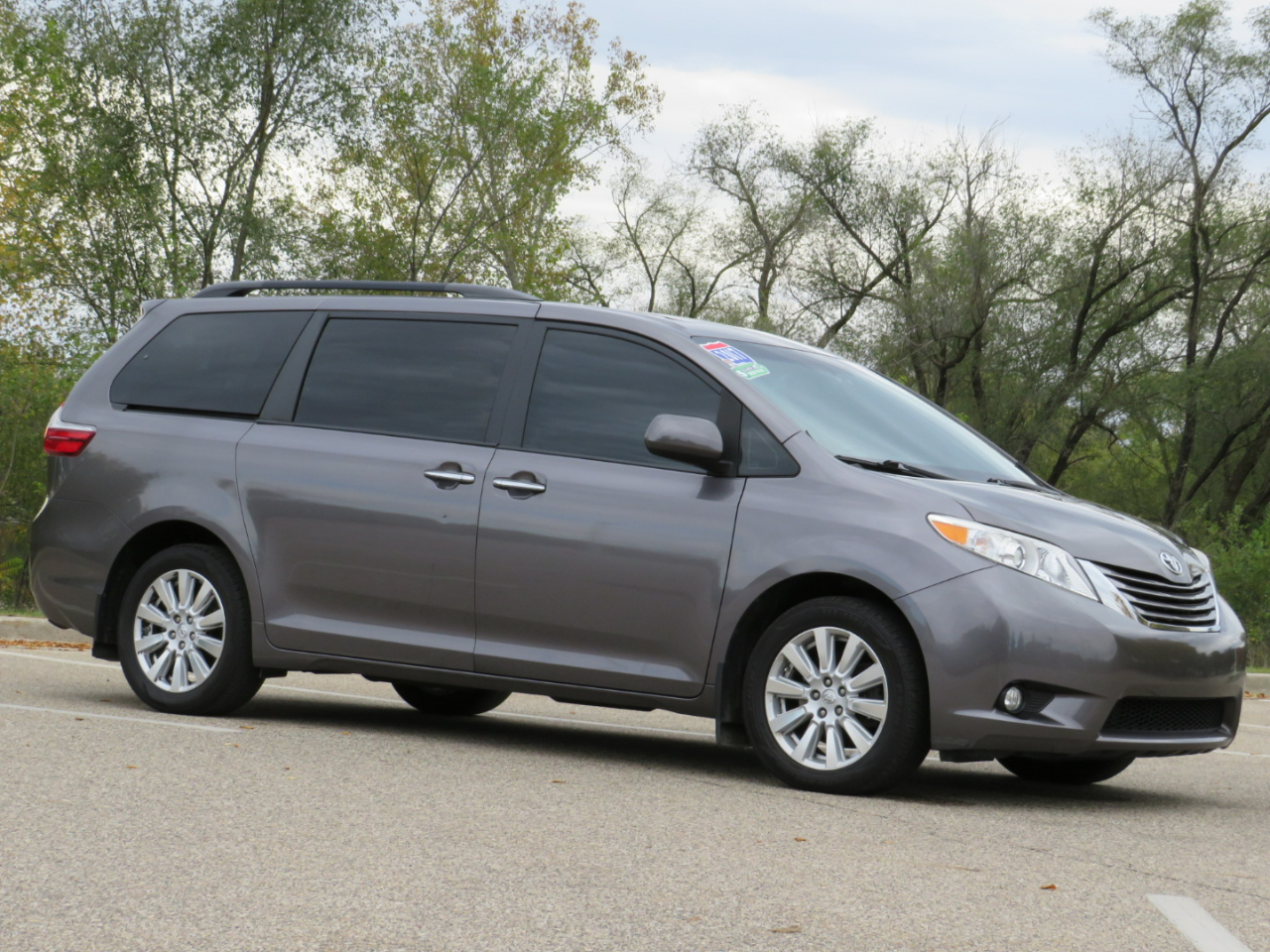 Toyota Sienna XLE 7-Passenger AWD 2017 Toyota Sienna XLE 7-Passenger AWD 2017