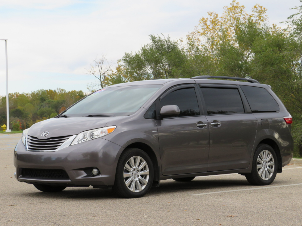 Toyota Sienna XLE 7-Passenger AWD 2017 Toyota Sienna XLE 7-Passenger AWD 2017
