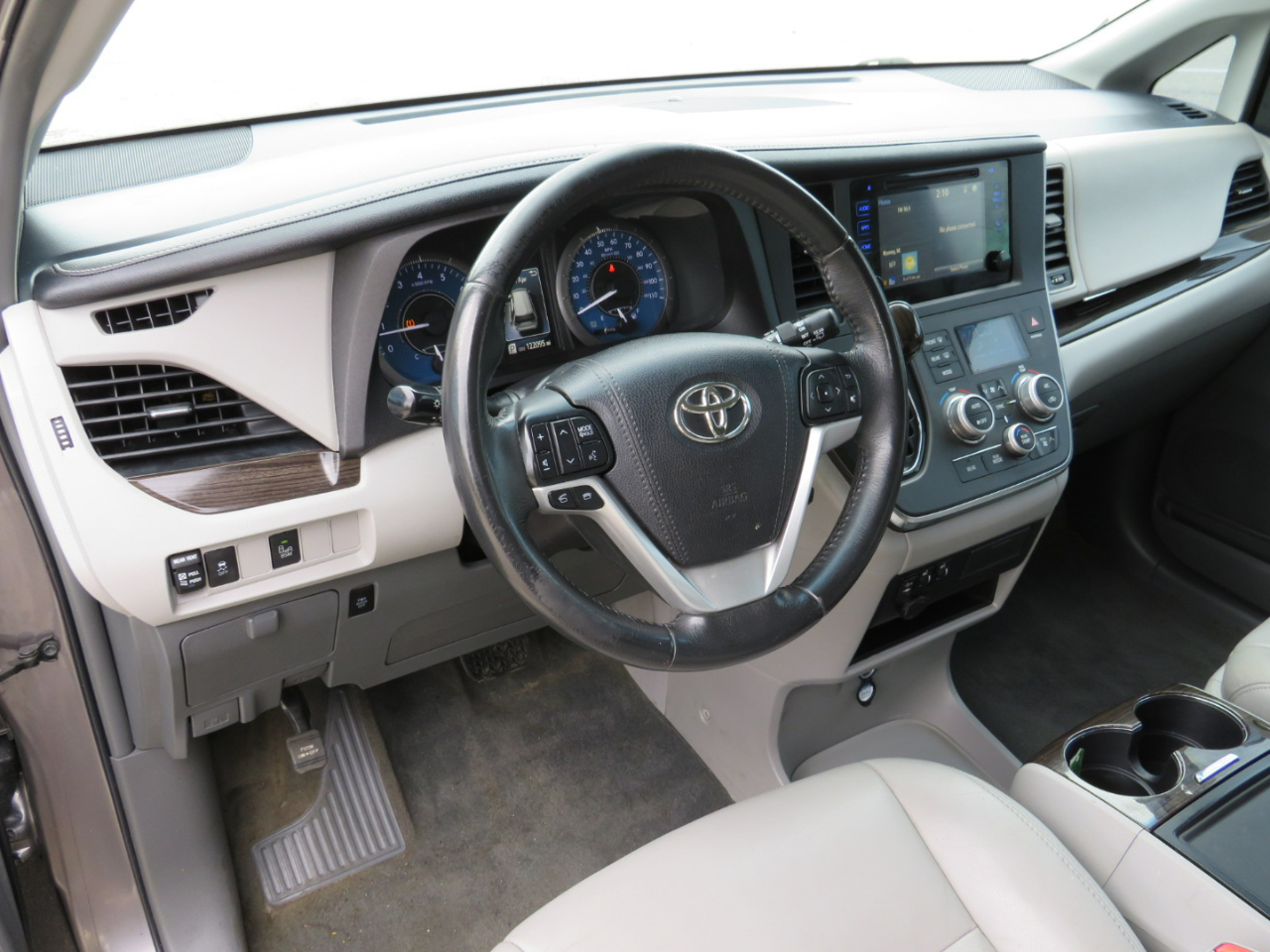 Toyota Sienna XLE 7-Passenger AWD 2017 Toyota Sienna XLE 7-Passenger AWD 2017