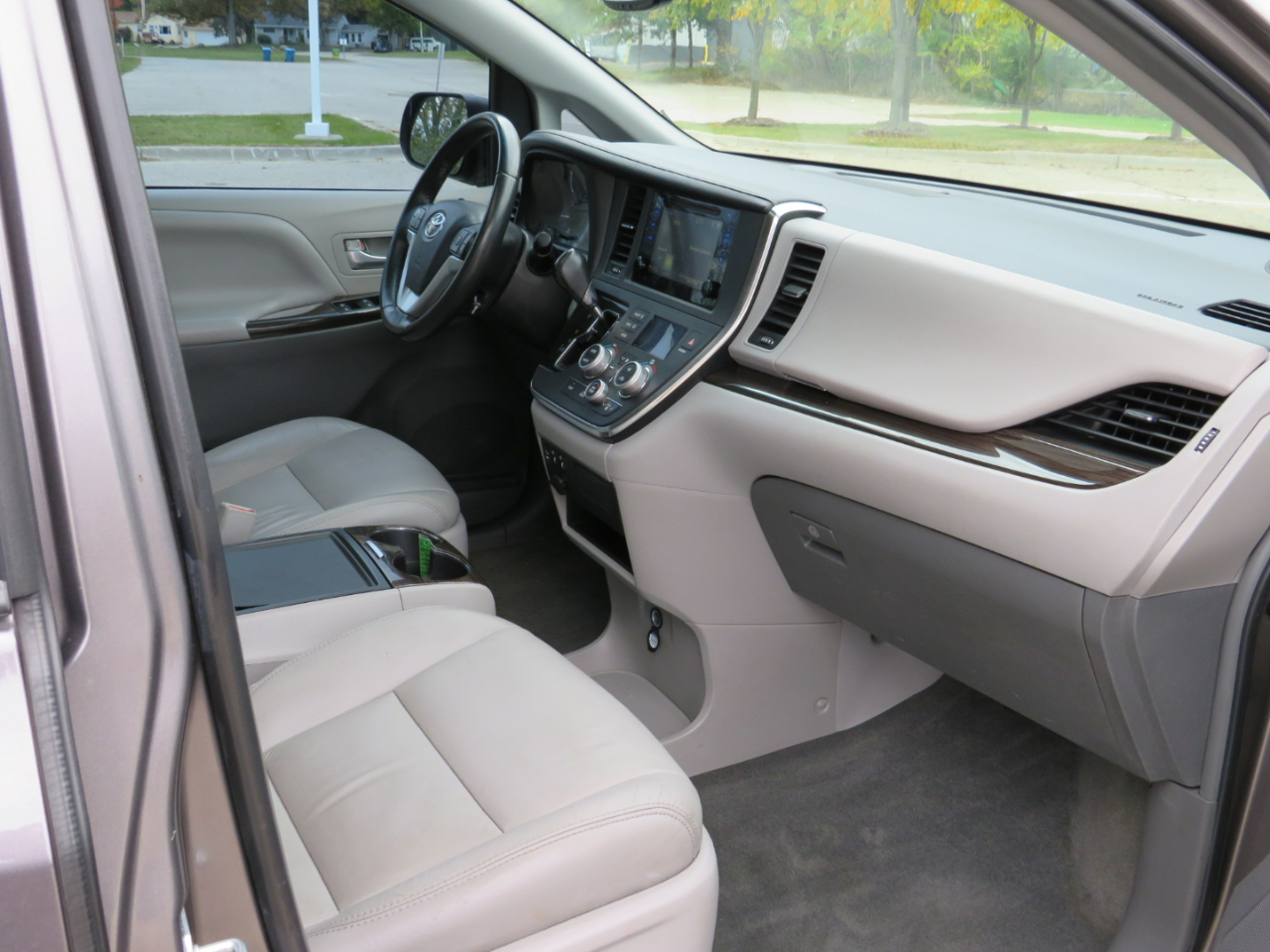 Toyota Sienna XLE 7-Passenger AWD 2017 Toyota Sienna XLE 7-Passenger AWD 2017