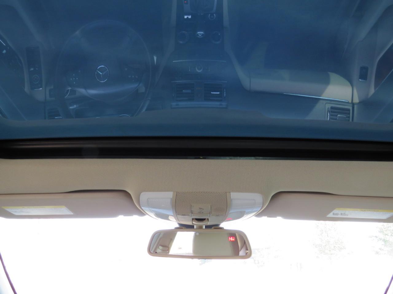 Mercedes-Benz C-Class C300 4MATIC Luxury Sedan 2011