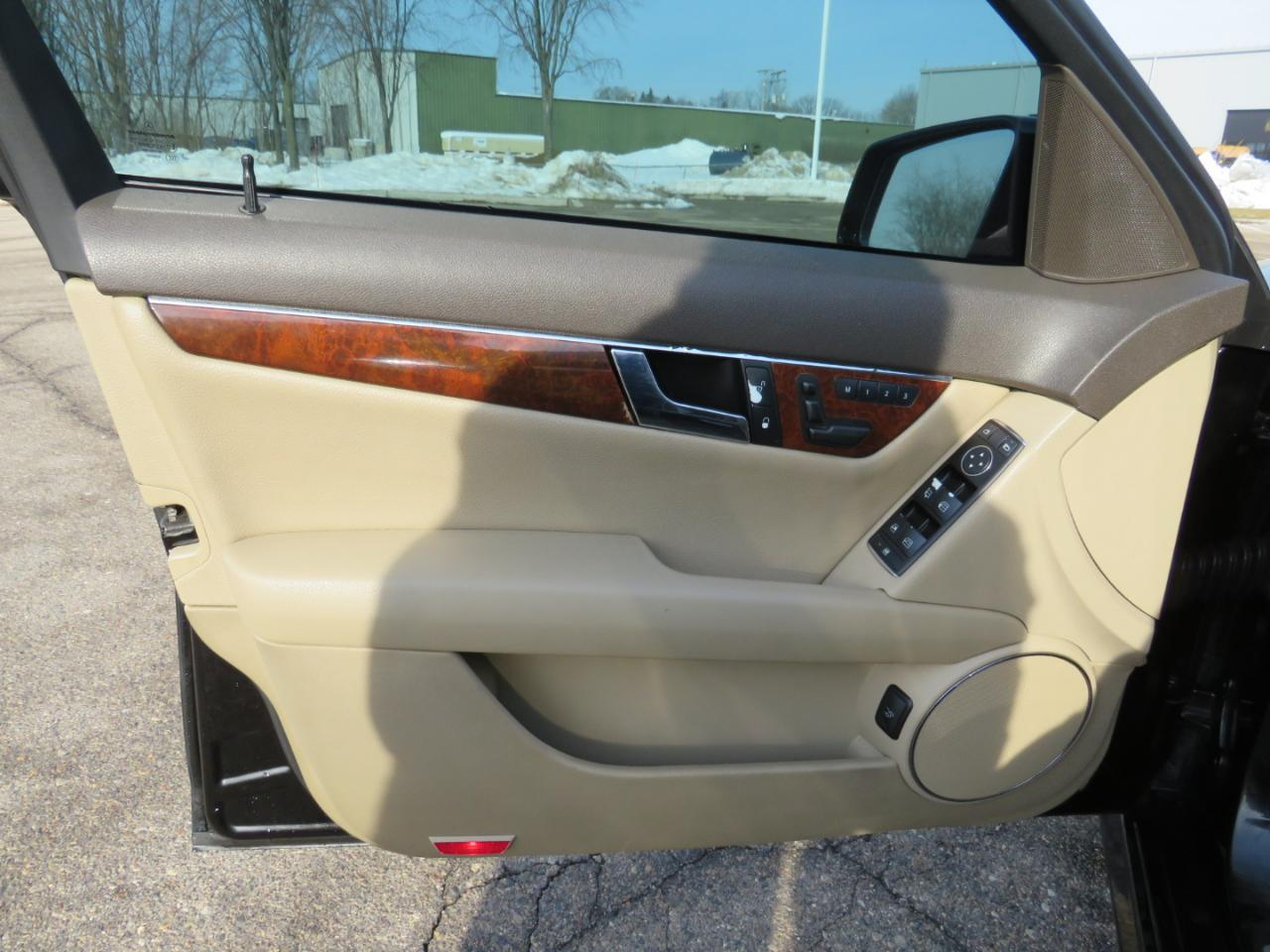 Mercedes-Benz C-Class C300 4MATIC Luxury Sedan 2011