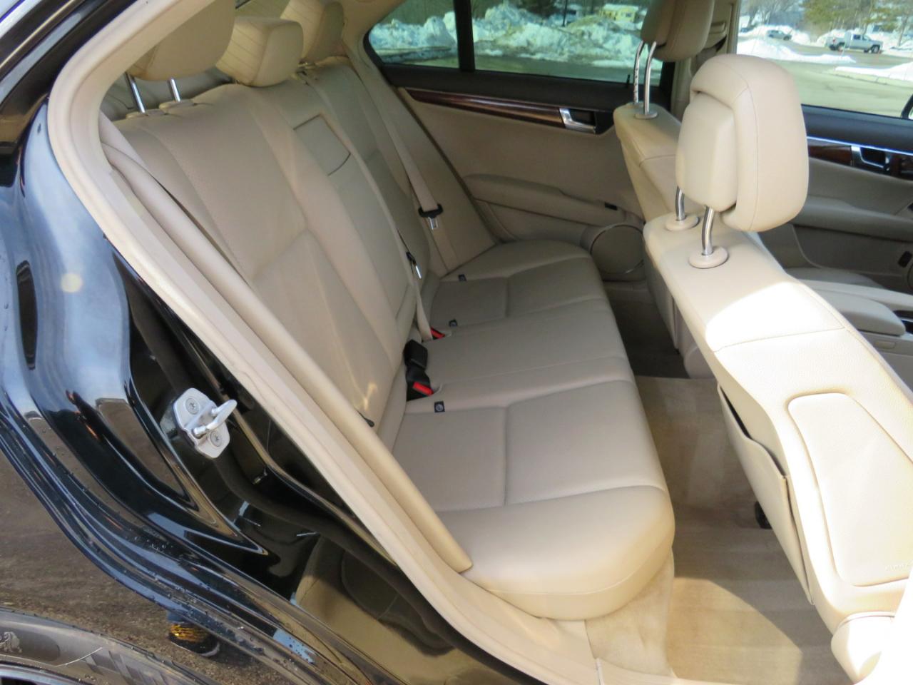 Mercedes-Benz C-Class C300 4MATIC Luxury Sedan 2011