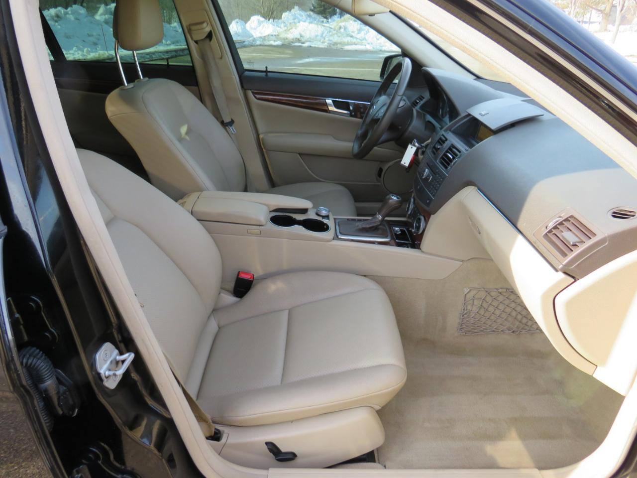 Mercedes-Benz C-Class C300 4MATIC Luxury Sedan 2011