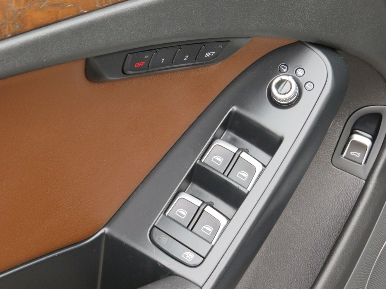 Audi A4 2.0T Sedan quattro Tiptronic 2014