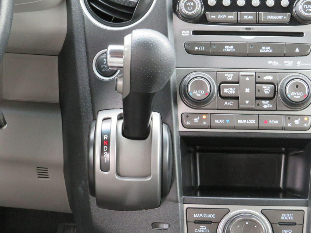 Honda Pilot Touring 4WD 5-Spd AT with DVD 2012