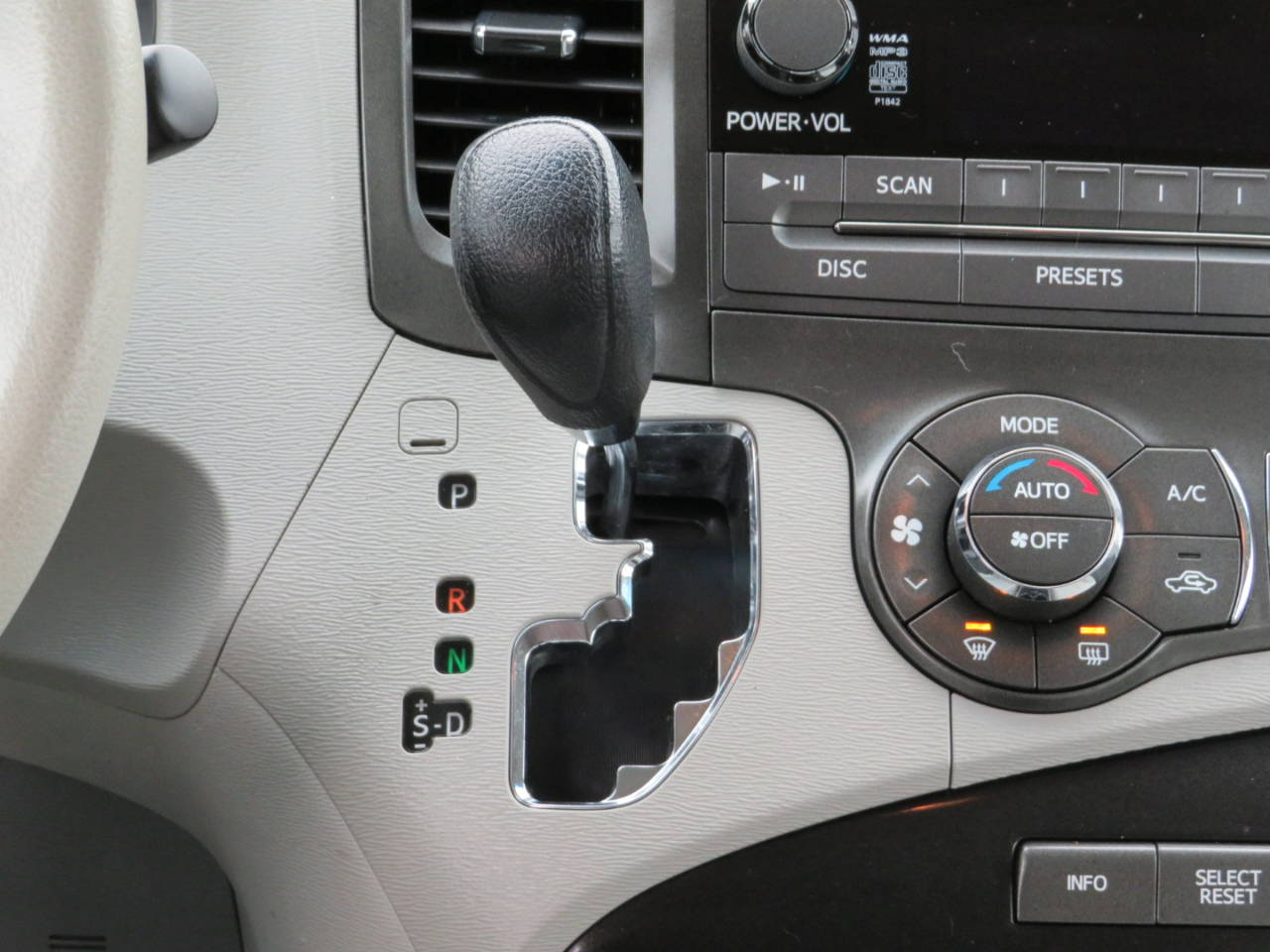 Toyota Sienna LE FWD 8-Passenger V6 2013