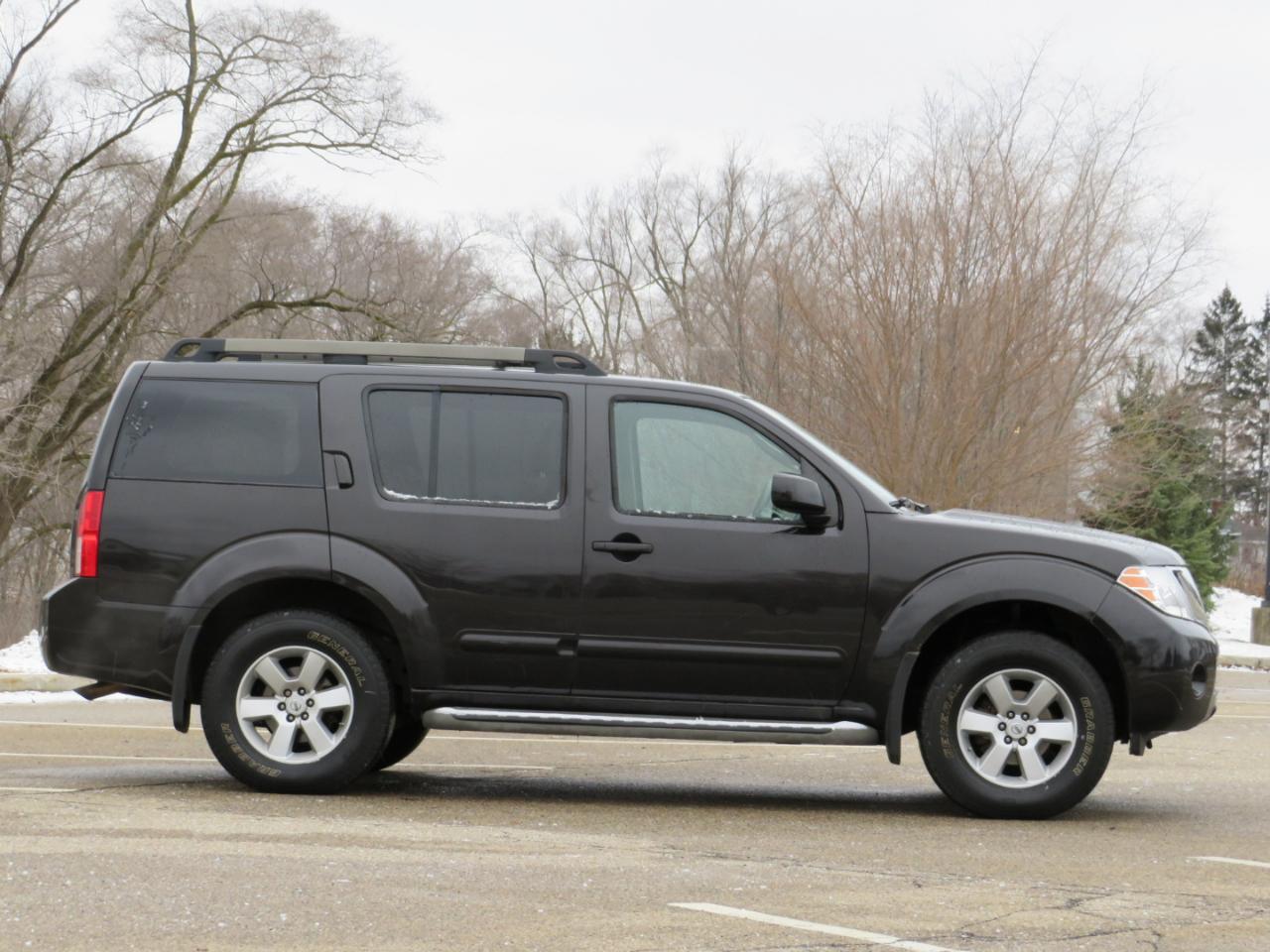 Nissan Pathfinder LE 4WD 2012