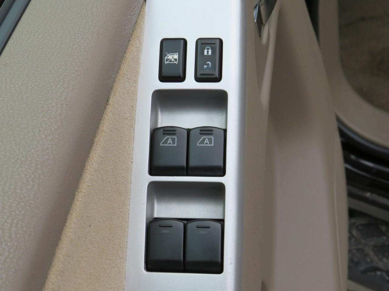 Nissan Pathfinder LE 4WD 2012