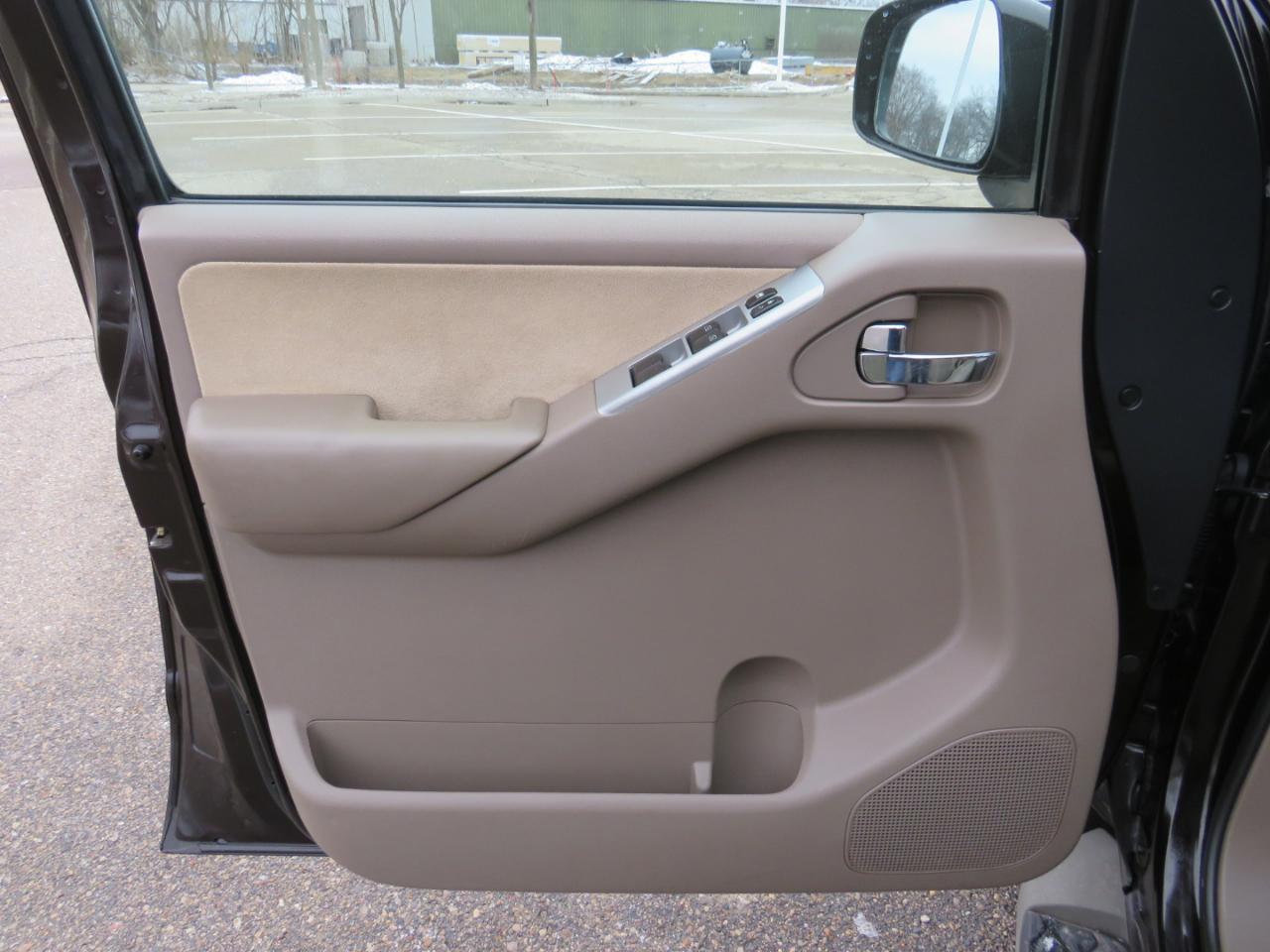 Nissan Pathfinder LE 4WD 2012