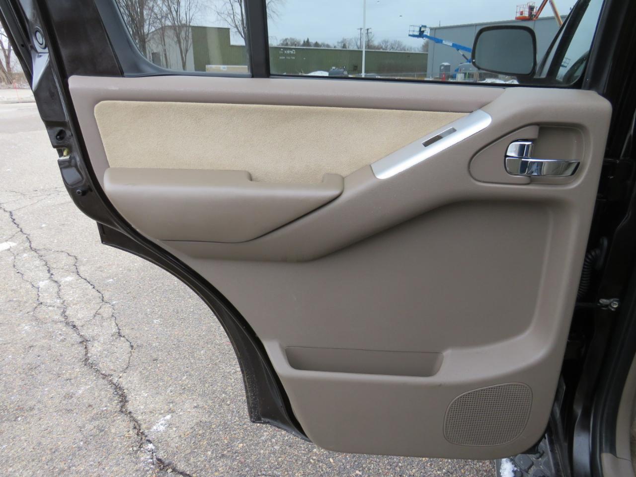 Nissan Pathfinder LE 4WD 2012