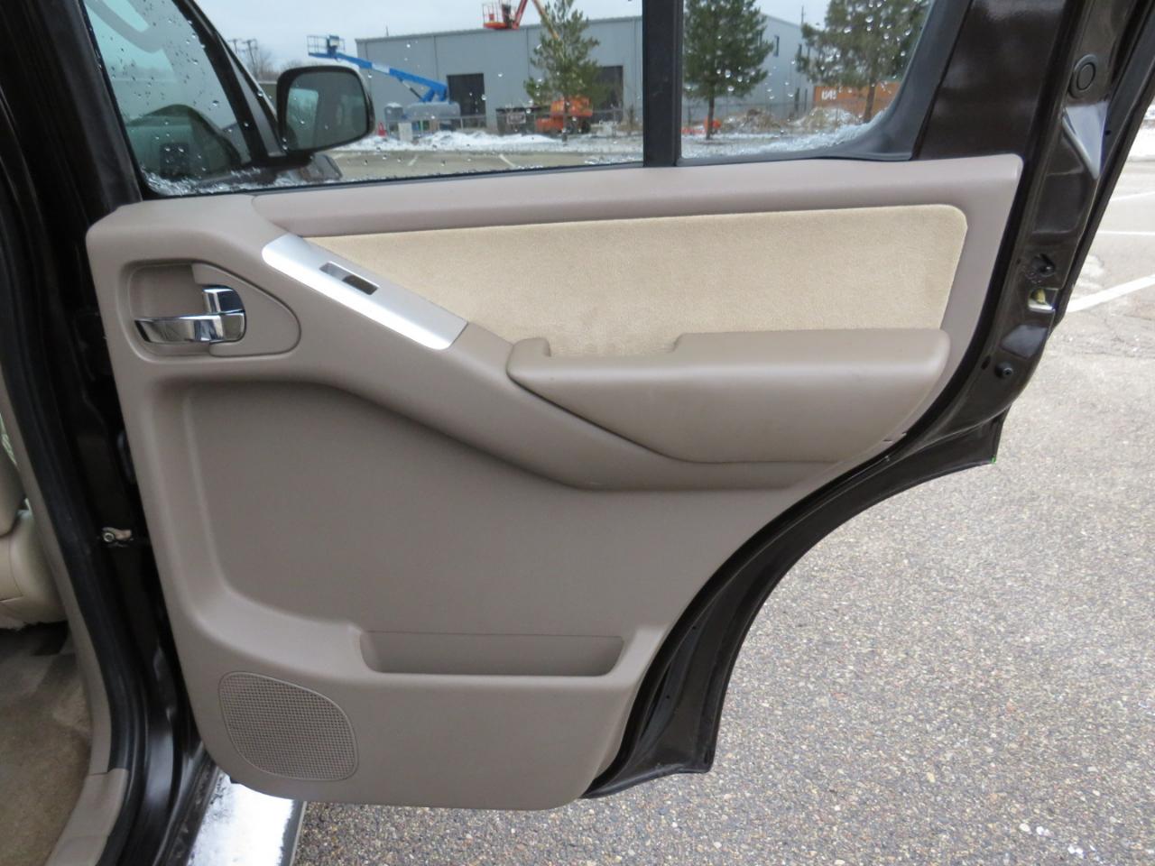 Nissan Pathfinder LE 4WD 2012