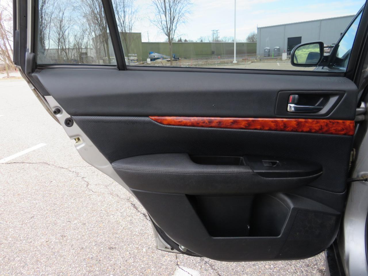 Subaru Outback 2.5i Limited 2011