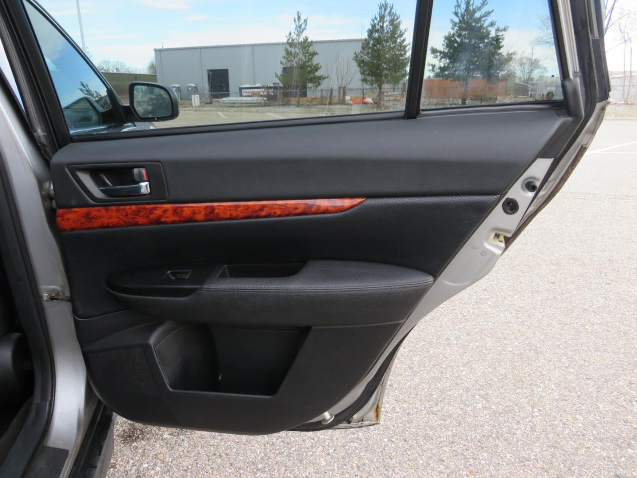 Subaru Outback 2.5i Limited 2011