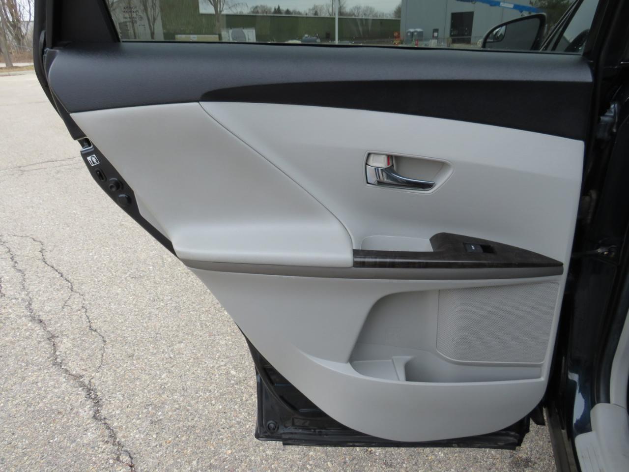 Toyota Venza LE I4 FWD 2015