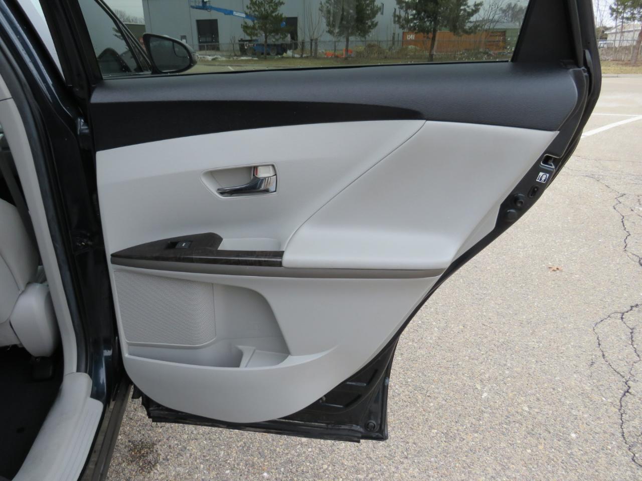 Toyota Venza LE I4 FWD 2015