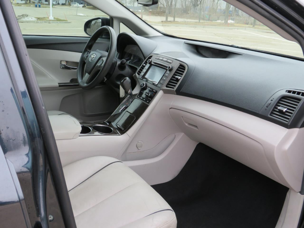 Toyota Venza LE I4 FWD 2015