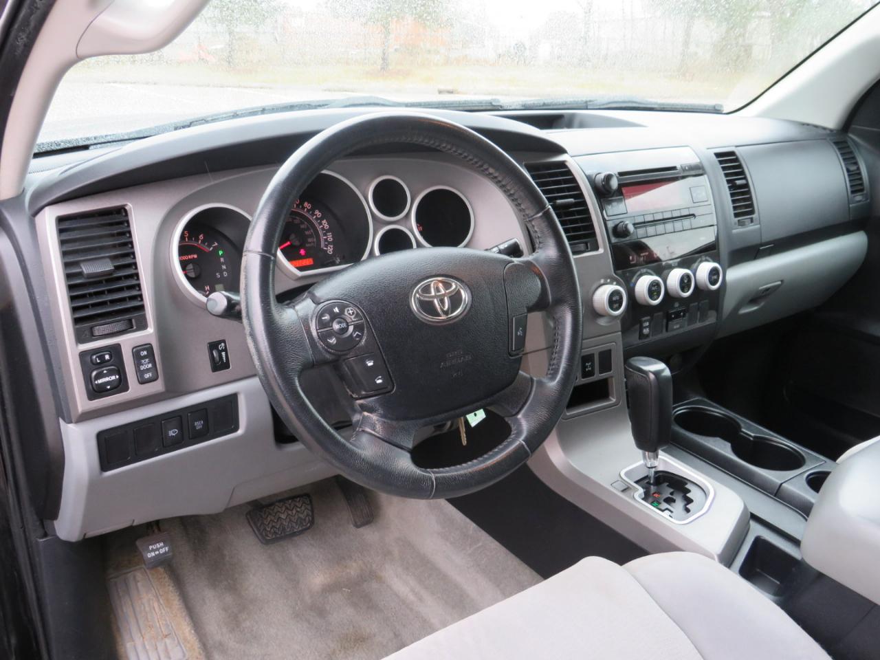 Toyota Sequoia SR5 5.7L 4WD FFV 2010