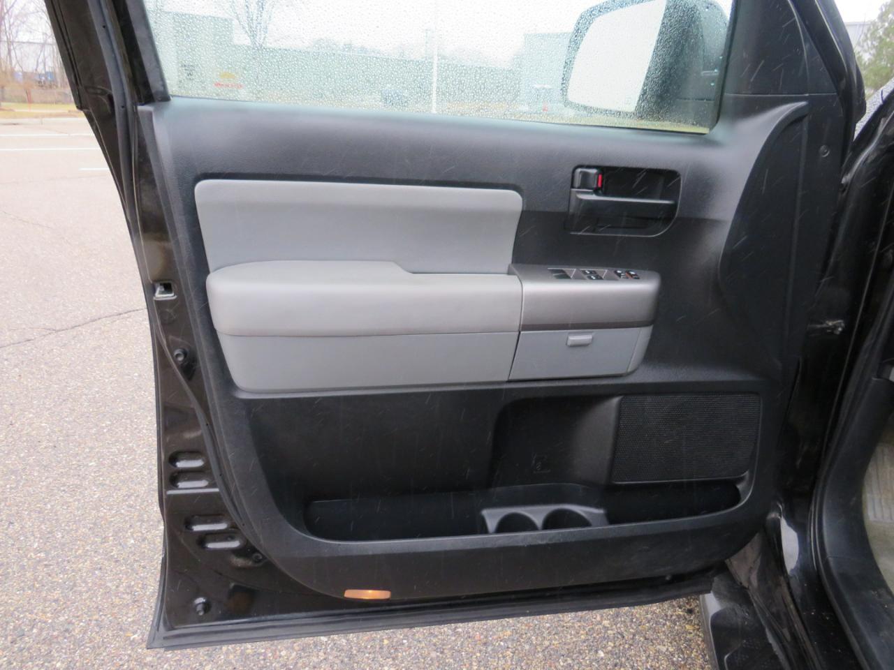 Toyota Sequoia SR5 5.7L 4WD FFV 2010