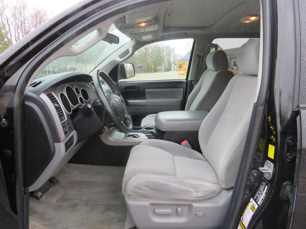 Toyota Sequoia SR5 5.7L 4WD FFV 2010